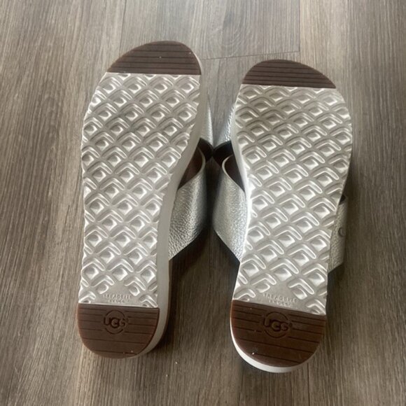 UGG Kari Metallic Sandal - Picture 6 of 9